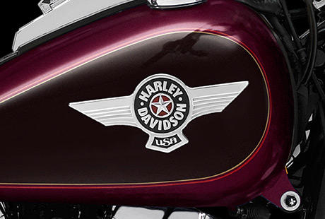 Softail Fat Boy / Custom Features am Tank:    Der wuchtige Tank mit ledernem Tank Strap und verchromten Emblemen wird von einer verchromten Tankkonsole gekrnt. In den Tacho der Fat Boy ist ein groes Display fr den Kilometerzhler, den eingelegten Gang und die Motordrehzahl integriert  Sie haben alles perfekt im Blick.
