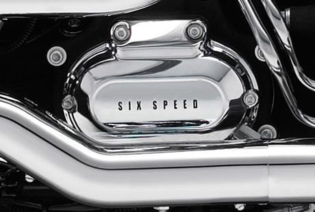 Softail Fat Boy / Cruise Drive Sechsganggetriebe:    Sie wollen eine Maschine, auf die Sie sich in jeder Situation verlassen knnen  auch wenn es hart hergeht? Ihre Harley bietet Ihnen diese Gewissheit. Sie verfgt ber das Cruise Drive Sechsganggetriebe, das fr przise Schaltvorgnge und ein angenehm niedriges Drehzahlniveau auf der Autobahn brgt. Diese vollkommene Harmonie im Antriebsstrang finden Sie nur selten bei einem Motorrad, und der satte Sound des V2 ist einfach unverkennbar.
