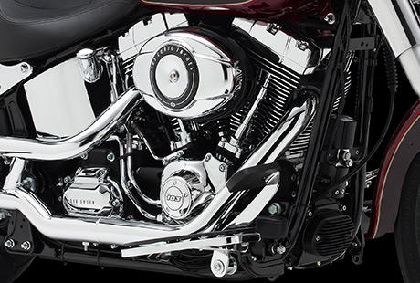 Softail Fat Boy / Die Tradition des Twin Cam 103 Motors:    Die Motor Company wei nur zu gut, was ein Motorradfahrer an einem Motor schtzt. Diese Erfahrung aus mehr als hundert Jahren Motorenbau kam bei der Entwicklung des Twin Cam 103 Motors voll zum Tragen. Wir haben alles gegeben, um jeden Kubikzoll zu perfektionieren und Design und Technologie noch weiter zu verbessern. Und zwar ohne Kompromisse beim einzigartigen Stil einzugehen, der eine Harley Davidson seit jeher auszeichnet  ganz in der Tradition der Flathead, Knucklehead, Panhead, Shovelhead, Evolution, Twin Cam 88 und Twin Cam 96 Motoren, die Geschichte geschrieben haben. Die Leistung und Robustheit unserer Triebwerke sind ein direktes Ergebnis der unzhligen Meilen, die unsere V-Twins seit 1909 hinter sich gebracht haben, und des stolzen Erbes von ber hundert Jahren, die dem Leben auf zwei Rdern gewidmet waren.
