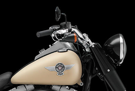 Softail Fat Boy Special / Flacher Lenker:    Dieser flache Lenker bettelt frmlich darum, dass Sie endlich zupacken und sich aufmachen in Richtung Horizont. Er ist weit nach hinten gezogen  perfekt fr Einsteiger, die alles im Griff behalten wollen. Erfahrene Easy Rider schtzen die komfortable Sitzhaltung. Worauf warten Sie noch?
