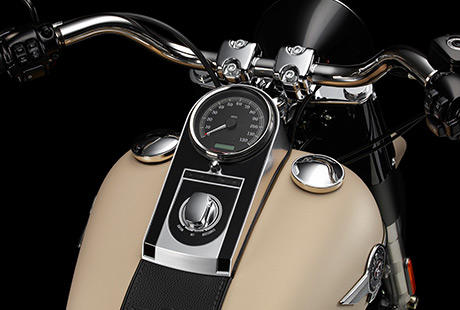 Softail Fat Boy Special / Custom Details am Tank:    Der wuchtige Tank mit ledernem Tank Strap und seidenmatt verchromten Emblemen wird von einer seidenmatt verchromten Tankkonsole gekrnt. In den Tacho ist ein groes Display fr den Kilometerzhler, den eingelegten Gang und die Motordrehzahl integriert  Sie haben also alles perfekt im Blick.
