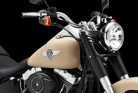 Softail Fat Boy Special / Fat Features:    Die schwarz-/silberfarbenen Scheibenrder im Bullet Hole Design machen mchtig Eindruck  nicht zuletzt dank der ppigen Bereifung: Vorn rotiert ein feister 140er Vorderreifen, hinten ein Pneu im 200er Format. Betrachten Sie das Front End mit der wuchtigen Gabel hinter dem riesigen Scheinwerfer. Werfen Sie ein Auge auf den extrabreiten Edelstahl-Lenker, der auf seidenmatt verchromten Risern im Bare Knuckle Design ruht. Es fllt wahrlich schwer, den Blick von einem solchen Motorrad abzuwenden.
