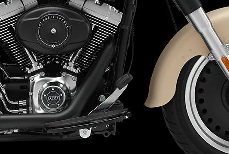 Softail Fat Boy Special / Schwarzes Finish:    Bei der Fat Boy Special wird Chrom weitgehend durch Schwarz ersetzt. Rahmen, Schwinge, ltank, Gabelcover und zahlreiche weitere Abdeckungen tragen ein edles Black Denim Finish. Dazu kommen Bicolor-Scheibenrder im Bullet Hole Design mit schwarzem Zentrum, mattschwarze Hitzeschilde am seidenmatt verchromten Shotgun-Auspuff und Trittbretter in glnzendem Schwarz. Sogar Spiegel und Scheinwerfer wurden in das dunkle Lackschema einbezogen. Nicht zu vergessen der massige V-Twin  denn so kommen seine dezent gesetzten Chrom-Akzente umso besser zur Geltung!
