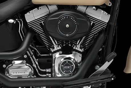 Softail Fat Boy Special / Die Tradition des Twin Cam 103 Motors:    Die Motor Company wei nur zu gut, was ein Motorradfahrer an einem Motor schtzt. Diese Erfahrung aus mehr als hundert Jahren Motorenbau kam bei der Entwicklung des Twin Cam 103 Motors voll zum Tragen. Wir haben alles gegeben, um jeden Kubikzoll zu perfektionieren und Design und Technologie noch weiter zu verbessern. Und zwar ohne Kompromisse beim einzigartigen Stil einzugehen, der eine Harley Davidson seit jeher auszeichnet  ganz in der Tradition der Flathead, Knucklehead, Panhead, Shovelhead, Evolution, Twin Cam 88 und Twin Cam 96 Motoren, die Geschichte geschrieben haben. Die Leistung und Robustheit unserer Triebwerke sind ein direktes Ergebnis der unzhligen Meilen, die unsere V-Twins seit 1909 hinter sich gebracht haben, und des stolzen Erbes von ber hundert Jahren, die dem Leben auf zwei Rdern gewidmet waren.
