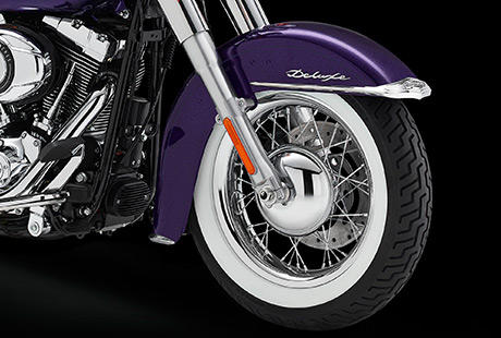 Softail Deluxe / Weiwandreifen:    Eines der Stilmerkmale der Softail Deluxe sind die nostalgischen Weiwandreifen mit den Premium-Speichenrdern. Eine Verbeugung vor dem Boulevard-Look der 50er Jahre. Diese fetten Reifen sind ein Blickfang von Harley-Davidson, der in jedem Umfeld den Einsatz erhht. Absolut Old School ohne Abstriche bei Handling oder Performance.
