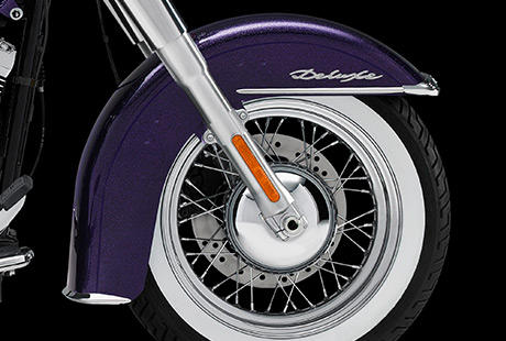 Softail Deluxe / Langgezogene Old-School Fender:    Die ppigen Fender der Deluxe tragen zur unverkennbaren Linienfhrung der Maschine bei und schtzen Sie zugleich wirkungsvoll vor Spritzwasser und Schmutz. Die Enden sind mit verchromten Applikationen verziert, am Heck kommen konisch geformte, verchromte Fenderhalter zum Einsatz. Und last but not least bieten beide Fender jede Menge Raum fr das Custumising.
