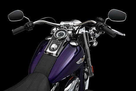 Softail Deluxe / Pullback Lenker:    Dieser geschwungene Pullback Lenker bettelt frmlich darum, dass Sie endlich zupacken und sich aufmachen in Richtung Horizont. Der verchromte Riser ist weit nach hinten gezogen  perfekt fr Einsteiger, die alles im Griff behalten wollen. Erfahrene Easy Rider schtzen die komfortable Sitzhaltung. Zugleich verleiht diese Linienfhrung der Frontpartie eine aerodynamische Anmut.
