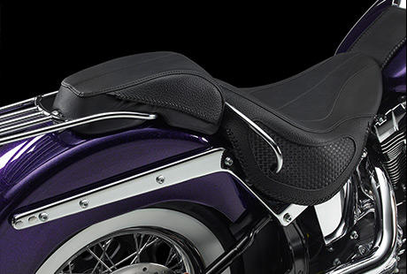 Softail Deluxe / Niedriger Sitz mit schmalen Flanken:    Auf diesem klassischen Softail Doppelsitz cruisen Sie stilvoll ber den Boulevard. Einen tiefer angebrachten Sitz werden Sie schwerlich finden. Zu den ergonomischen Besonderheiten, die speziell Fahrer ohne Gardema schtzen werden, zhlen die im vorderen Bereich abgeschrgten Sitzflanken, die dafr sorgen, dass Sie stets mhelos mit beiden Fen den Boden erreichen. Der Soziussitz ist abnehmbar. Lassen Sie ihn fr Solofahrten einfach zu Hause, oder nehmen Sie Ihre bessere Hlfte auf eine Spritztour.
