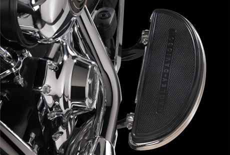 Softail Deluxe / Fahrer-Trittbretter in voller Lnge:    Die Mglichkeit, die Fuhaltung zu variieren, sorgt unterwegs fr ein entscheidendes Plus an Langstrecken-Komfort. Harley-Davidson Fahrertrittbretter haben sich ber Jahrzehnte bewhrt. Das Design gestattet jede Menge unterschiedlicher Fupositionen. Gummi-Elemente entkoppeln die Trittbretter effizient von den Motorvibrationen und gewhrleisten so eine komfortable Fahrt. Das Schalten mit Spitze und Hacke ermglicht jederzeit problemlose Schaltvorgnge. Wenn Sie sich daran gewhnt haben, werden Sie es nie wieder missen wollen. Und auch die Spitzen Ihrer Stiefel werden weniger leiden.
