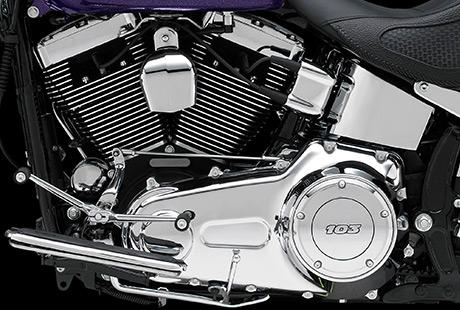 Softail Deluxe / Die Leistung des Twin Cam 103:    Der luftgekhlte Twin Cam 103 Motor punktet mit druckvollem Drehmoment und der Przision seiner elektronischen Kraftstoffeinspritzung ESPFI (Electronic Sequential Port Fuel Injection). Ob bei Urlaubsfahrten zu zweit mit groem Gepck, im Gebirge oder bei flinken berholvorgngen auf verwinkelten Landstraen  seine Leistungsreserven sind ber jeden Zweifel erhaben. Dabei ist sein Sound so charakterstark, wie Sie es von einer Harley-Davidson erwarten. Und das alles bei reduzierten Dauerdrehzahlen fr entspanntes Dahingleiten mit maximalem Fahrkomfort und geringem Kraftstoffverbrauch.
