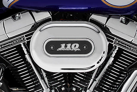 Scramin Eagle Softail Deluxe / Ventilator-Luftfilter-Kit mit Screamin Eagle 110 Einsatz:    Alles am Twin Cam 110 zeugt vom erstklassigen Styling und von der immensen Performance der streng limitierten Custom Vehicle Operations Modelle. Genau im V der beiden Zylinder fllt das Ventilator-Performance-Luftfilter-Kit ins Auge, welches aus Trgerplatte, High-Flow-Luftfiltereinsatz, diamantgeschliffenem Screamin Eagle Emblem und Regenschutz besteht. Das kompakte Ventilator-Kit gewhrt Ihnen etwas mehr Kniefreiheit und dem Motor einen leistungssteigernden hheren Luftdurchsatz. Einzigartig und exklusiv. Genau darum geht es bei den Custom Vehicle Operations.
