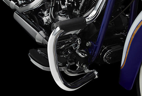 Scramin Eagle Softail Deluxe / Motorschutzbgel mit Futrittgummis:    Die CVO Softail Deluxe ist mit einem Motorschutzbgel mit Futrittgummis ausgestattet, damit Sie auf langen Touren Ihre Beine bequem ausstrecken knnen.
