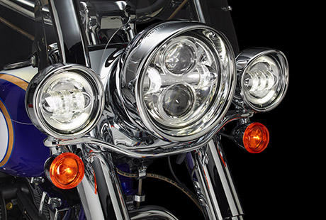 Scramin Eagle Softail Deluxe / Doppel-Halogenscheinwerfer:    Wenn die Sonne untergegangen ist, ist Ihr waches Auge mehr denn je gefordert. Um es Ihnen ein wenig einfacher zu machen, hat Harley-Davidson deshalb zwei neue Halogenscheinwerfer in das klassische Hiawatha-Gehuse integriert und dazu passende Nebelscheinwerfer eingebaut. Bei einer Lichtstrke von kraftvollen 986 Lumen wird Ihnen garantiert nichts entgehen.
