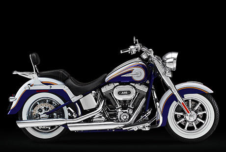 Scramin Eagle Softail Deluxe / Taschen und Windschild lassen sich abnehemen:    In voller Ausrstung mit Windschild, verschliebaren Satteltaschen, Gepcktrger, Soziussitz und Sissy Bar ist die Softail Deluxe bestens gerstet, um zu zweit auf ganz groe Tour zu gehen. Am Zielort angelangt knnen Sie das ganze Equipment abnehmen, und schon sind Sie bereit fr eine nchtliche Spritztour durch die Stadt.
