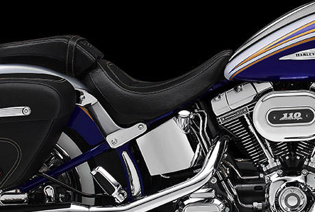 Scramin Eagle Softail Deluxe / Niedrige Sitzhhe:    Lassen Sie sich vom eindrucksvollen Auftritt und vom wuchtigen Motor der CVO Softail Deluxe nicht tuschen. Die Maschine ist mit ihrem tiefen Schwerpunkt perfekt ausbalanciert. Sie sitzen so tief, dass Sie den Asphalt zu spren glauben. Die Sitzhhe betrgt nur 61 cm. Es ist ein Kinderspiel, die Maschine vom Seitenstnder zu nehmen. Das Bike ist augenblicklich startbereit.