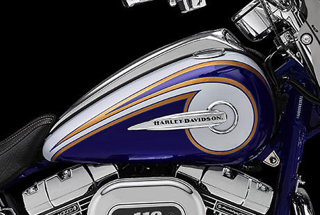 Scramin Eagle Softail Deluxe / Erstklassige Lackierung mit eindrucksvollen Graphics:    Alle Harley-Davidson Custom Vehicle Operations Modelle zeichnen sich durch individuell gestaltete Graphics und von Hand auf Hochglanz gebrachte Lackierungen aus, die ausgewogenen Stil und hohe Wertanmutung zu einem einzigartigen Meisterwerk der Motorradbaukunst vereinen. Das Modell CVO Softail Deluxe kommt in drei exklusiven, neuen Lackierungen, die alle im Zusammenspiel mit Glas- und Spiegelflchen sowie handgemalten Airflow-Grafikakzenten fr einen umwerfenden Auftritt sorgen. Knausern? Dieses Wort existiert hier nicht.
