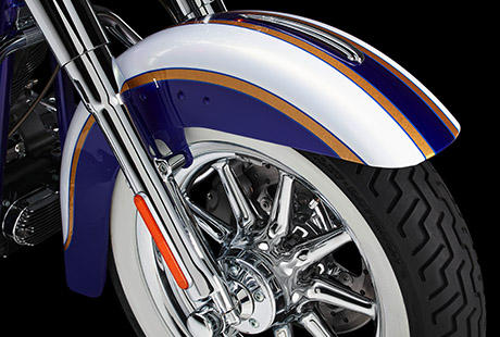 Scramin Eagle Softail Deluxe / Klassische mchtige Fender:    Diese nostalgischen, groen Fender sind weit mehr als nur ein Spritzschutz. Sie verleihen der Deluxe den typischen Softail-Stil. Auerdem bieten die Fender jede Menge Flche fr Ihre individuelle Custom-Lackierung. Nicht zu vergessen die verchromten Streben hinten. Zustzliche Fender-Bgel, -Schrzen und -Spitzen knnen Ihre persnliche Note unterstreichen.
