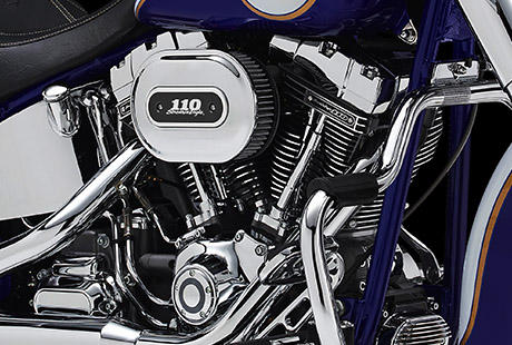 Scramin Eagle Softail Deluxe / Pures Harley-Davidson Styling:    Pur. Kraftvoll. Ein aus Metall geschmiedetes Juwel. Die Screamin Eagle Motorembleme lassen keine Zweifel an den Wurzeln des Twin Cam 110 aufkommen: durch und durch authentischer Harley-Davidson Stil bis ins kleinste Detail, den kein anderer Motorradhersteller bieten kann. Der Twin Cam 110 mit den verchromten Kipphebeldeckeln und den gefrsten Khlrippen der granitfarbenen Zylinder und Zylinderkpfe bleibt auf klare und unmissverstndliche Art den Werten treu, die schon Generationen von Fahrern berzeugt haben.
