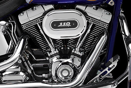 Scramin Eagle Softail Deluxe / Twin Cam 110 Motor:    Einen Fahrer zu fragen, ob er mehr Power will, ist etwa so berflssig, wie ihn nach einer langen, staubigen Fahrt zu fragen, ob er ein groes khles Bier trinken mchte. Jeder will mehr Power, und nichts anderes versprichte jeder einzelne der 1.801 Kubikzentimeter des Twin Cam 110. Das Ergebnis: sattes Drehmoment im Drehzahlkeller und die Performance, die es auf der Landstrae braucht, um Sattelzge in Sekundenschnelle zu berholen, ohne herunter zu schalten. Der Twin Cam 110 steht ganz in der Tradition seiner Vorgnger vom Flathead ber Knucklehead, Panhead, Shovelhead, Evolution Engine und Twin Cam 88 bis zum Twin Cam 96. Nicht umsonst nennt man Harley-Davidson auch Motor Company. Es ist, weil sie Motoren bauen wie diesen.
