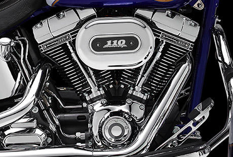 Scramin Eagle Softail Deluxe / Twin Cam 110  das Erbe:    Was es braucht, um das das Herz eines Fahrers hher schlagen zu lassen, wissen die Motorradbauer bei der Motor Company schon lange. Und dieses ganze Wissen haben sie in die Entwicklung des Twin Cam 110 gesteckt. Harley-Davidson hat keine Mhen gescheut, jedes Detail zu perfektionieren und neueste Technologien einzusetzen. Aber dabei wurden am einzigartigen Harley-Davidson Stil keinerlei Abstriche gemacht. Harley-Davidson hat den Motor weiterentwickelt, aber dabei blieben sie dem Erbe der Vorgnger Flathead, Knucklehead, Panhead, Shovelhead, Evolution Engine und Twin Cam 88 treu. Die Performance und die Zuverlssigkeit des Twin Cam 110 sind ein Resultat der unzhligen Meilen, die seit 1909 mit dem V-Twin zurckgelegt worden sind, und zugleich stolzes Vermchtnis dieses ber hundertjhrigen Engagements fr das Abenteuer auf zwei Rdern.
