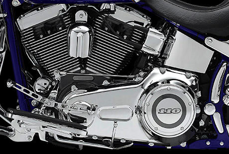 Scramin Eagle Softail Deluxe / Twin Cam 110  die Innovation:    Starten Sie den Twin Cam 110, und Sie fhlen schon im Leerlauf die unbndige Kraft. Der kolossale Hubraum von 1.801 Kubikzentimetern liefert schier unbegrenzte Power und sorgt fr atemberaubenden Durchzug in allen sechs Gngen. Als hubraumstrkster V-Twin von Harley-Davidson entwickelt der Twin Cam 110 der CVO Softail Deluxe ein immenses Drehmoment. Sechs Gnge. Ein starkes Triebwerk mit niedrigem Drehzahlniveau - besser geht es nicht.
