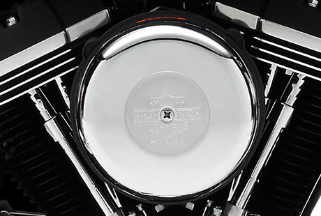 Dyna Glide Street Bob / Die Tradition des Twin Cam 103 Motors:    Die Motor Company wei nur zu gut, was ein Motorradfahrer an einem Motor schtzt. Diese Erfahrung aus mehr als hundert Jahren Motorenbau kam bei der Entwicklung des Twin Cam 103 Motors voll zum Tragen. Wir haben alles gegeben, um jeden Kubikzoll zu perfektionieren und Design und Technologie noch weiter zu verbessern. Und zwar ohne Kompromisse beim einzigartigen Stil einzugehen, der eine Harley Davidson seit jeher auszeichnet  ganz in der Tradition der Flathead, Knucklehead, Panhead, Shovelhead, Evolution und Twin Cam 88 Motoren, die Geschichte geschrieben haben. Die Leistung und Robustheit unserer Triebwerke sind ein direktes Ergebnis der unzhligen Meilen, die unsere V-Twins seit 1909 hinter sich gebracht haben, und des stolzen Erbes von ber hundert Jahren, die dem Leben auf zwei Rdern gewidmet waren.
