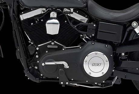 Dyna Glide Street Bob / Die Innovationen des Twin Cam 103 Motors:    Starten Sie den Twin Cam 103 und spren Sie seine Kraft im unteren Drehzahlbereich. Die leichten Kolben tragen dazu bei, dass er ausgesprochen kultiviert arbeitet und zugleich ein berwltigendes Drehmoment erzeugt. Schalten Sie die Gnge durch und erleben Sie, wie perfekt dieser Motor und das Cruise Drive Getriebe harmonieren. Sechs Gnge, ein starker und uerst wartungsarmer Antriebsstrang sowie beraus robuste Bauteile  nie hat es sich besser angefhlt, eine Harley-Davidson zu fahren.
