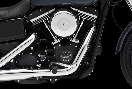 Dyna Glide Street Bob / Schwarz und stilvoll:    Genieen Sie den unverwechselbaren Look des Twin Cam 103 Motors, der an seiner Herkunft keine Zweifel aufkommen lsst! Er ist voll und ganz im echten Harley-Davidson Stil gestaltet  mit einer Liebe zum Detail, die Sie bei anderen Marken vergeblich suchen werden. Motor Batterieabdeckung und Ventildeckel sind in Schwarz gehalten, die Khlrippenkanten wurden polierten. Das puristische Design bt Verzicht im Hinblick auf alles, was berflssig ist. Ein minimalistischer Look, der begeistert.
