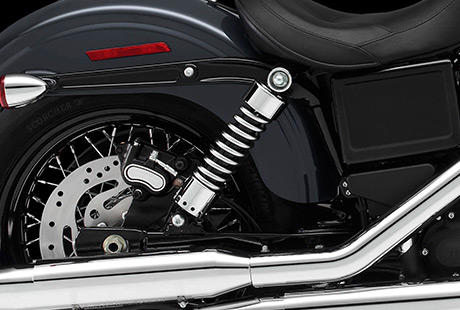 Dyna Glide Street Bob / Einstellbare Federbeine:    Die Vorspannung lsst sich ganz einfach mit einem Schraubenschlssel einstellen, um den Charakter des Fahrwerks exakt an Beladung und Fahrstil sowie Ihre Ansprche anzupassen. Das am Heck tief liegende Fahrwerk sorgt fr eine ebenso lssige wie angenehme Sitzposition. Schwingen Sie sich in den niedrigen Sattel, und genieen Sie ganz entspannt Ihre Hausstrecke.
