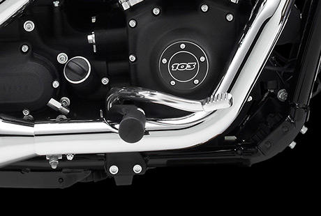 Dyna Glide Street Bob / Mittig montierte Furasten:    Lenker, Sitz und die mittig montierten Furasten der Street Bob bilden ein ergonomisch gnstiges Dreieck. Eine vertrauensbildende Manahme  nicht nur bei Einsteigern und bei Fahrern kleinerer Statur.