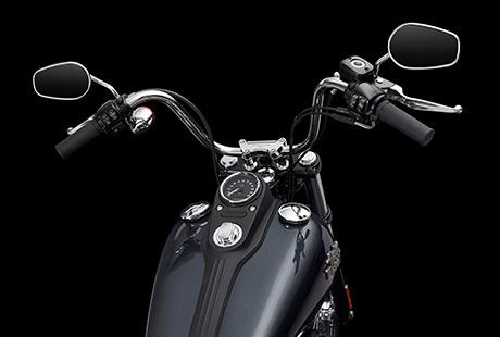 Dyna Glide Street Bob / Mini-Apehanger-Lenker:    Packen Sie den Mini-Apehanger-Lenker aus Edelstahl mit innenliegender Kabelfhrung und strecken Sie Ihre Fuste in den Wind  im Bobber-Stil der Nachkriegszeit. Die interne Kabelfhrung sorgt fr einen unverflschten, minimalistischen Look. Der an Risern auf der schwarzen Gabelbrcke montierte Lenker ist zur Schwingungsdmpfung in Gummi gelagert. Das bringt noch mehr Komfort und schont zugleich am Lenker angebautes Zubehr.
