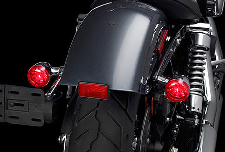 Dyna Glide Street Bob / In die Blinker integriertes Rck- und Bremslicht:    Old School Look in Symbiose mit moderner Technik. Die beiden minimalistischen, verchromten Bullet Blinker fungieren zugleich als Rcklicht und Bremslicht.
