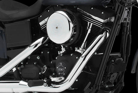 Dyna Glide Street Bob / Schwarz und stilvoll:    Die Street Bob fhrt die Tradition der minimalistischen Street Bikes fort: im klassischen Look mit jeder Menge Schwarz. Glnzend schwarze Gabelbrcken, eine Tankkonsole in Schwarz und ein schwarzer Antriebsstrang. Eine dezent aggressive, ehrliche und kompromisslose Fahrmaschine, an der wir alles berflssige einfach weggelassen haben.
