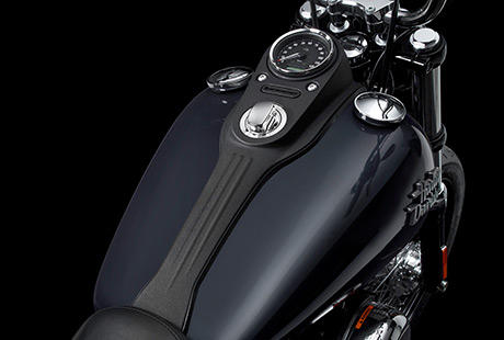 Dyna Glide Street Bob / Schwarze Konsole:    Ein weiteres Detail, das zum unverflschten Look der Street Bob beitrgt, ist die schwarze Tankkonsole. Minimalistisch im Design, gro in Sachen Funktion. Die ber die ganze Lnge des Tanks gezogene Konsole im schwarzen Strukturlack beherbergt das Zndschloss, die LED-Kontrollleuchten, den elektronischen Tacho mit Drehzahl- und Ganganzeige, eine Uhr, den Tageskilometerzhler und die Motor-Diagnosefunktionen.
