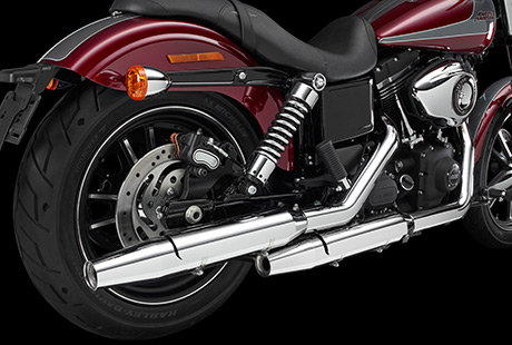 Dyna Street Bob Special / Verchromte Straight Cut Shorty Dual Auspuffanlage:    Die verchromten Shorty Duals bilden einen eleganten Kontrast zum dsteren Look der Street Bob Special Edition. Sie knnen drauf wetten: Nach diesem dumpf-bassigen Sound werden sich die Kpfe umdrehen.
