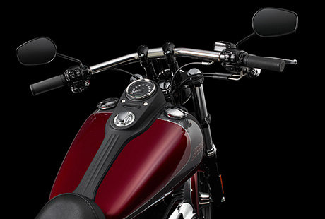 Dyna Street Bob Special / Drag Bar Lenker:    Der 1 3/4-Zoll Drag Bar Lenker der Street Bob Special Edition sorgt fr eine engagierte Sitzposition, in der Sie mhelos Kilometer um Kilometer abspulen. Um einen cleanen Look zu erhalten, haben wir die Kabel nach innen verlegt. So und nicht anders mchten Sie sitzen, wenn die Ampel auf Grn schaltet.
