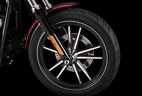 Dyna Street Bob Special / Schwarze 5-Speichen-Leichtmetallgussrder:    Die Street Bob Special Edition rollt auf schwarzen 5-Speichen-Leichtmetallgussrdern, an denen geschliffene 