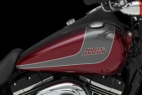 Dyna Street Bob Special / Special Edition Custom-Lack und Graphics:    Werfen Sie einen Blick auf die brandneue Custom-Lackierung der neuen Street Bob Special Edition. Der Lack ist in vielen Schicht aufgetragen und hochglanzpoliert, um ein sattes Finish mit enormer Tiefenwirkung zu erzeugen. Von Hand aufgetragene Graphics runden das Bild ab - authentisches Customizing at it's best. 
