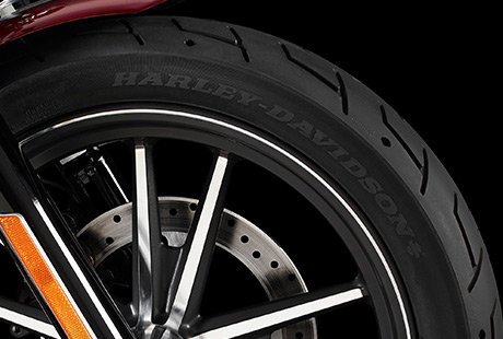 Dyna Street Bob Special / Michelin Scorcher Reifen:    Michelin Scorcher Reifen bieten berragende Performance, erstklassigen Grip, hohe Laufleistung und ein exzellentes Handling - wie Sie es von einem Reifenhersteller mit Rennsport-Tradition erwarten drfen. Das spezielle Profildesign sorgt fr eine gute Wasserdrainage auf nasser Fahrbahn. Die spezielle Silica Rain Technology sorgt fr mehr Grip bei jedem Wetter ohne die hohe Laufleistung der Reifen zu beeintrchtigen. Der Einsatz von High-Tech-Materialen wie synthetischen Aramid-Fasern ermglicht eine hohe Widerstandsfhigkeit und trgt zur guten Fahrstabilitt sowie zum leichten Handling bei.
