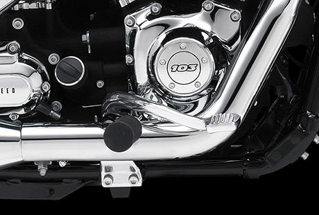 Dyna Super Glide Custom / Mittig montierte Furasten:    Lenker, Sitz und die mittig montierten Furasten der Super Glide Custom bilden ein ergonomisch gnstiges Dreieck. Eine vertrauensbildende Manahme  nicht nur bei Einsteigern und bei Fahrern kleinerer Statur.
