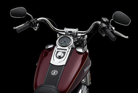 Dyna Super Glide Custom / Pullback Lenker:    Der Pullback Lenker aus Edelstahl der Harley-Davidson Super Glide Custom sorgt fr eine lssige Sitzhaltung und mehr Komfort. Es ist der perfekte Lenker zum endlosen Cruisen auf der Landstrae oder beim Cruising auf dem Boulevard.
