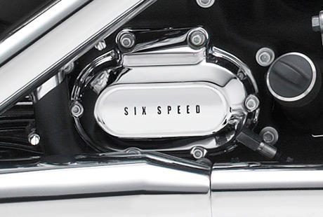 Dyna Super Glide Custom / Cruise Drive Sechsganggetriebe:    Sie wollen eine Maschine, auf die Sie sich in jeder Situation verlassen knnen  auch wenn es hart hergeht? Ihre Harley bietet Ihnen diese Gewissheit. Sie verfgt ber das Cruise Drive Sechsganggetriebe, das fr przise Schaltvorgnge und ein angenehm niedriges Drehzahlniveau auf der Autobahn brgt. Diese vollkommene Harmonie im Antriebsstrang finden Sie nur selten bei einem Motorrad, und der satte Sound des V2 ist einfach unverkennbar.
