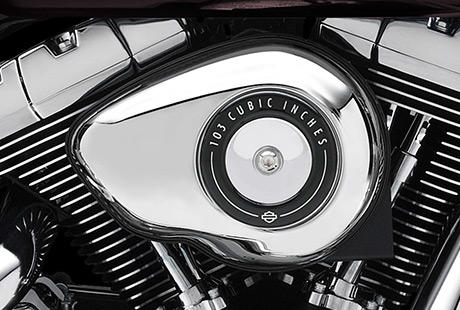 Dyna Super Glide Custom / Die Tradition des Twin Cam 103 Motors:    Die Motor Company wei nur zu gut, was ein Motorradfahrer an einem Motor schtzt. Diese Erfahrung aus mehr als hundert Jahren Motorenbau kam bei der Entwicklung des Twin Cam 103 Motors voll zum Tragen. Wir haben alles gegeben, um jeden Kubikzoll zu perfektionieren und Design und Technologie noch weiter zu verbessern. Und zwar ohne Kompromisse beim einzigartigen Stil einzugehen, der eine Harley Davidson seit jeher auszeichnet  ganz in der Tradition der Flathead, Knucklehead, Panhead, Shovelhead, Evolution und Twin Cam 88 Motoren, die Geschichte geschrieben haben. Die Leistung und Robustheit unserer Triebwerke sind ein direktes Ergebnis der unzhligen Meilen, die unsere V-Twins seit 1909 hinter sich gebracht haben, und des stolzen Erbes von ber hundert Jahren, die dem Leben auf zwei Rdern gewidmet waren.
