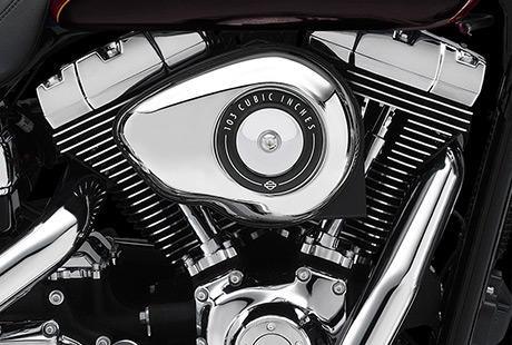 Dyna Super Glide Custom / Die Innovationen des Twin Cam 103 Motors:    Starten Sie den Twin Cam 103 und spren Sie seine Kraft im unteren Drehzahlbereich. Die leichten Kolben tragen dazu bei, dass er ausgesprochen kultiviert arbeitet und zugleich ein berwltigendes Drehmoment erzeugt. Schalten Sie die Gnge durch und erleben Sie, wie perfekt dieser Motor und das Cruise Drive Getriebe harmonieren. Sechs Gnge, ein starker und uerst wartungsarmer Antriebsstrang sowie beraus robuste Bauteile  nie hat es sich besser angefhlt, eine Harley-Davidson zu fahren.
