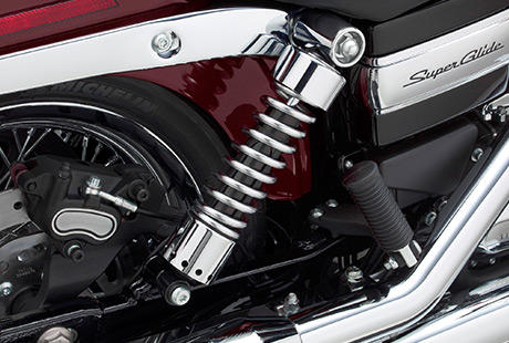 Dyna Super Glide Custom / Einstellbare Federbeine:    Die Vorspannung lsst sich ganz einfach mit einem Schraubenschlssel einstellen, um den Charakter des Fahrwerks exakt an Beladung und Fahrstil sowie Ihre Ansprche anzupassen. Das am Heck tief liegende Fahrwerk sorgt fr eine ebenso lssige wie angenehme Sitzposition. Schwingen Sie sich in den niedrigen Sattel, und genieen Sie ganz entspannt Ihre Hausstrecke.
