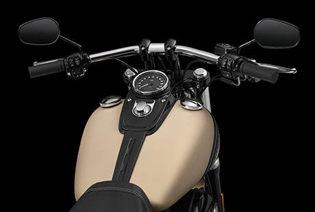 Dyna Fat Bob / Drag Bar Lenker:    Die Fat Bob ist mit einem 1 1/4-Zoll- Drag Bar Lenker mit hohem Riser ausgestattet. Seine Form erinnert an die aggressives Viertelmeilen-Dragster, und die innenliegende Kabelfhrung sorgt fr einen cleanen Look in Ihrem Blickfeld.
