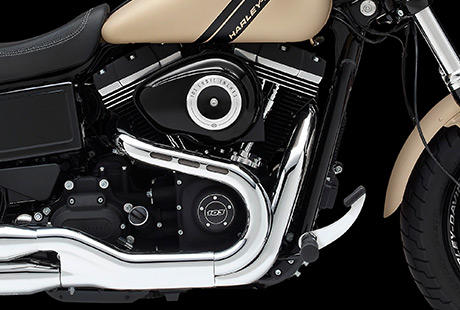 Dyna Fat Bob / Harley-Davidson Styling pur:    Genieen Sie den unverwechselbaren Look des Twin Cam 103 Motors, der an seiner Herkunft keine Zweifel aufkommen lsst. Er ist voll und ganz im echten Harley-Davidson Stil gestaltet  mit einer Liebe zum Detail, die Sie bei anderen Marken vergeblich suchen werden. Die schwarzen, pulverbeschichteten Zylinderkpfe, Zylinder und Ventildeckel stehen im prgnanten Kontrast zu den polierten Khlrippenkanten an den obersten drei Khlrippen. Ein aus Metall gefertigtes Juwel: pur und vor Kraft strotzend. Von der klassischen Linie seiner Khlrippen bis hin zu den klaren Konturen seiner Gehuse und Deckel ist der Twin Cam 103 ein rckhaltloses Bekenntnis zu allem, was der Zufriedenheit des Fahrers dient.
