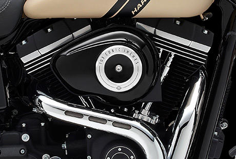 Dyna Fat Bob / Die Innovationen des Twin Cam 103 Motors:    Starten Sie den Twin Cam 103 und spren Sie seine Kraft im unteren Drehzahlbereich. Die leichten Kolben tragen dazu bei, dass er ausgesprochen kultiviert arbeitet und zugleich ein berwltigendes Drehmoment erzeugt. Schalten Sie die Gnge durch und erleben Sie, wie perfekt dieser Motor und das Cruise Drive Getriebe harmonieren. Sechs Gnge, ein starker und uerst wartungsarmer Antriebsstrang sowie beraus robuste Bauteile  nie hat es sich besser angefhlt, eine Harley-Davidson zu fahren.
