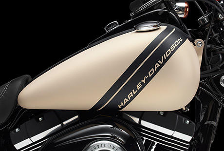 Dyna Fat Bob / Neue diagonale Tank-Graphics:    In einer Welt, die sich immer schneller zu drehen scheint, ist die Reduktion auf das, was wirklich zhlt, uerst heilsam. Die neuen, minimalistischen Tank-Graphics unterstreichen das reduzierte Design dieses Motorrads. Gleichzeitig betonen die diagonalen Linien seinen dezent aggressiven Auftritt. Kein Schnickschnack. Nur ein klares Statement. Denn fr einen starken Auftritt braucht es nicht viele Worte.
