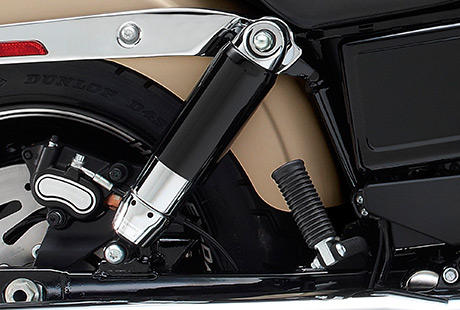 Dyna Fat Bob / Schwarze Federbeine:    Harley-Davidson wren die Letzten, die etwas Gelungenes verderben wrden. Deshalb kommt die 2014er Fat Bob mit denselben, gekapselten Hochleistungsfederbeinen, die schon von so vielen Fahrern gelobt wurden. Nur mit ein bisschen weniger Chrom und ein bisschen mehr Schwarz. Vertrauen Sie uns, nur Ihr Auge wird den Unterschied wahrnehmen.
